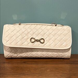 🔥🆕🔥 A New Day Cream Woven Clutch – Gold Knot Detail